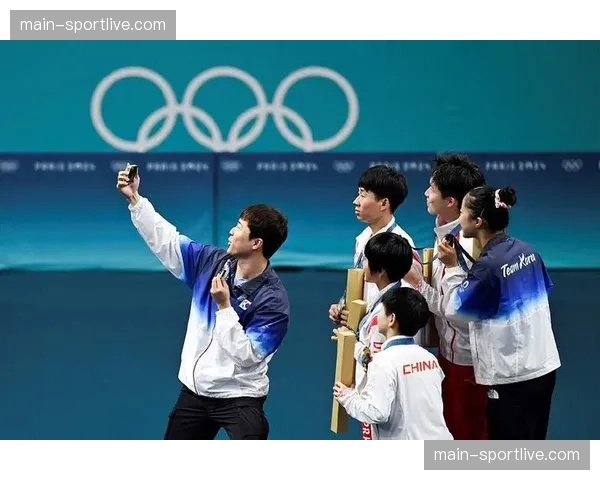 特写：颁奖仪式后，三位不同国籍的奖牌得主在领奖台上自拍合影