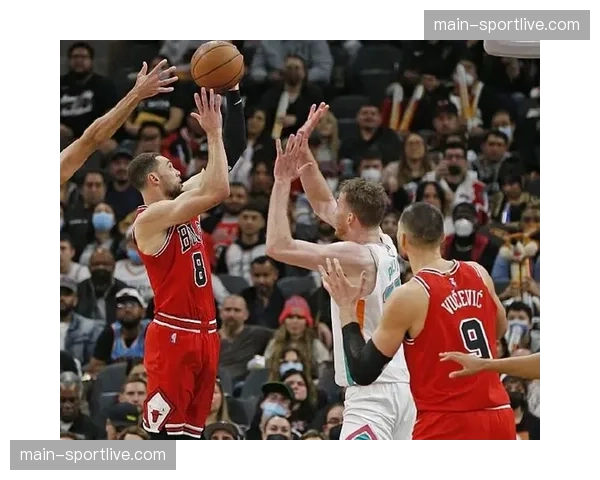 天气预报或影响今晚老鹰客场对阵公牛之战,大风可能导致长传转换成功率下降。 天气预报或影响今晚老鹰客场对阵公牛之战,大风可能导致长传转换成功率下降。