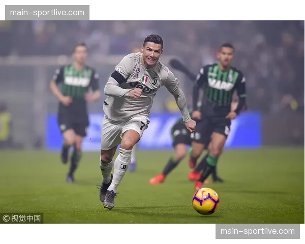 “聚焦瞬间：萨索洛门将出击失误，弗罗西诺内前锋吊射空门得手”